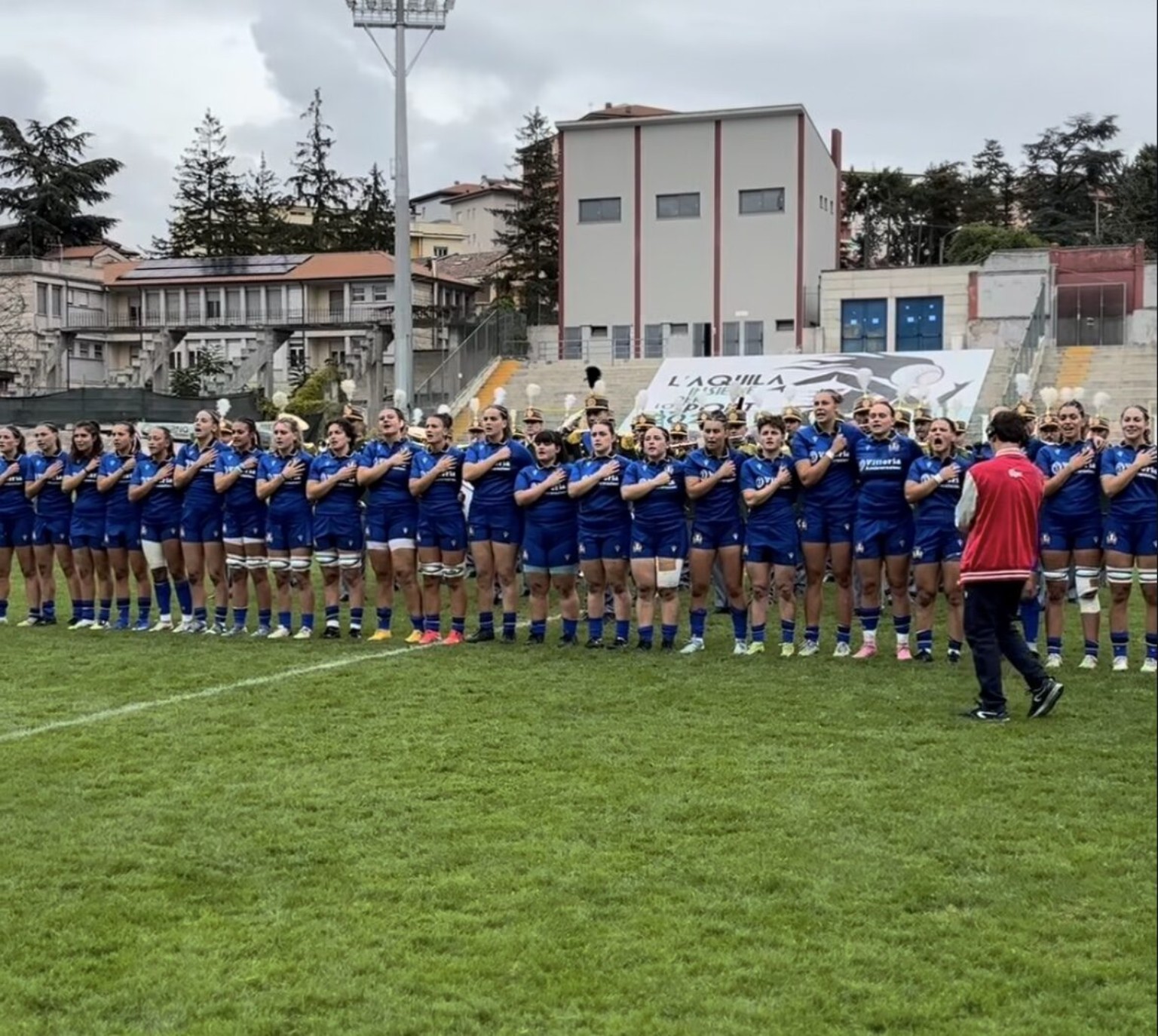 Le giocatrici dell’Italia U21 schierate durante l’inno allo stadio Fattori dell’Aquila