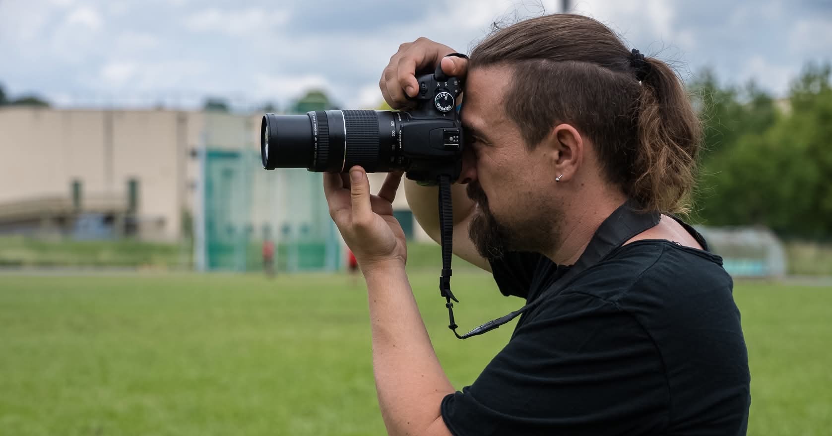 Matteo Fasolio fotografa a bordo campo