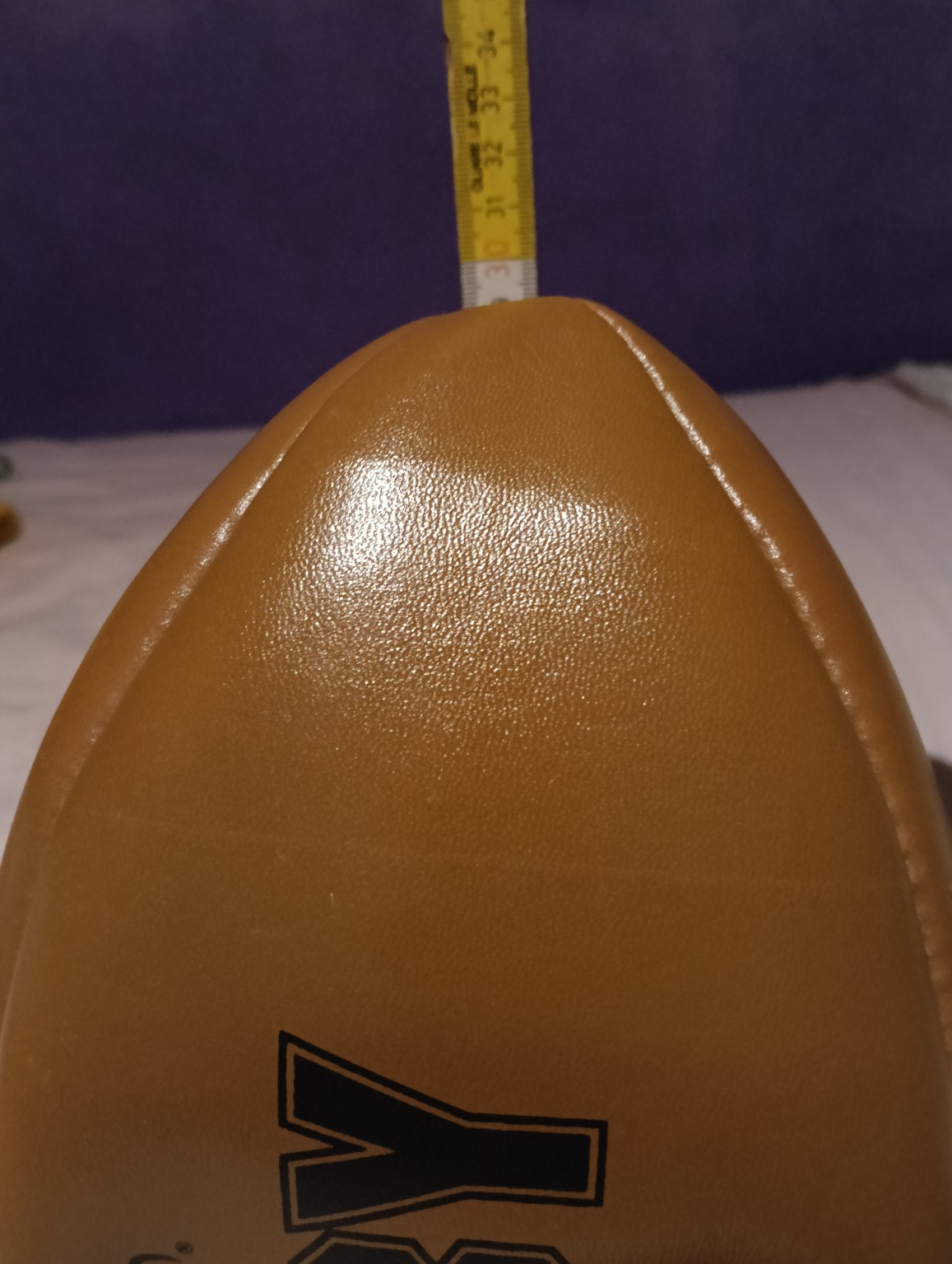 Vista longitudinale del pallone con metro e grafica originale