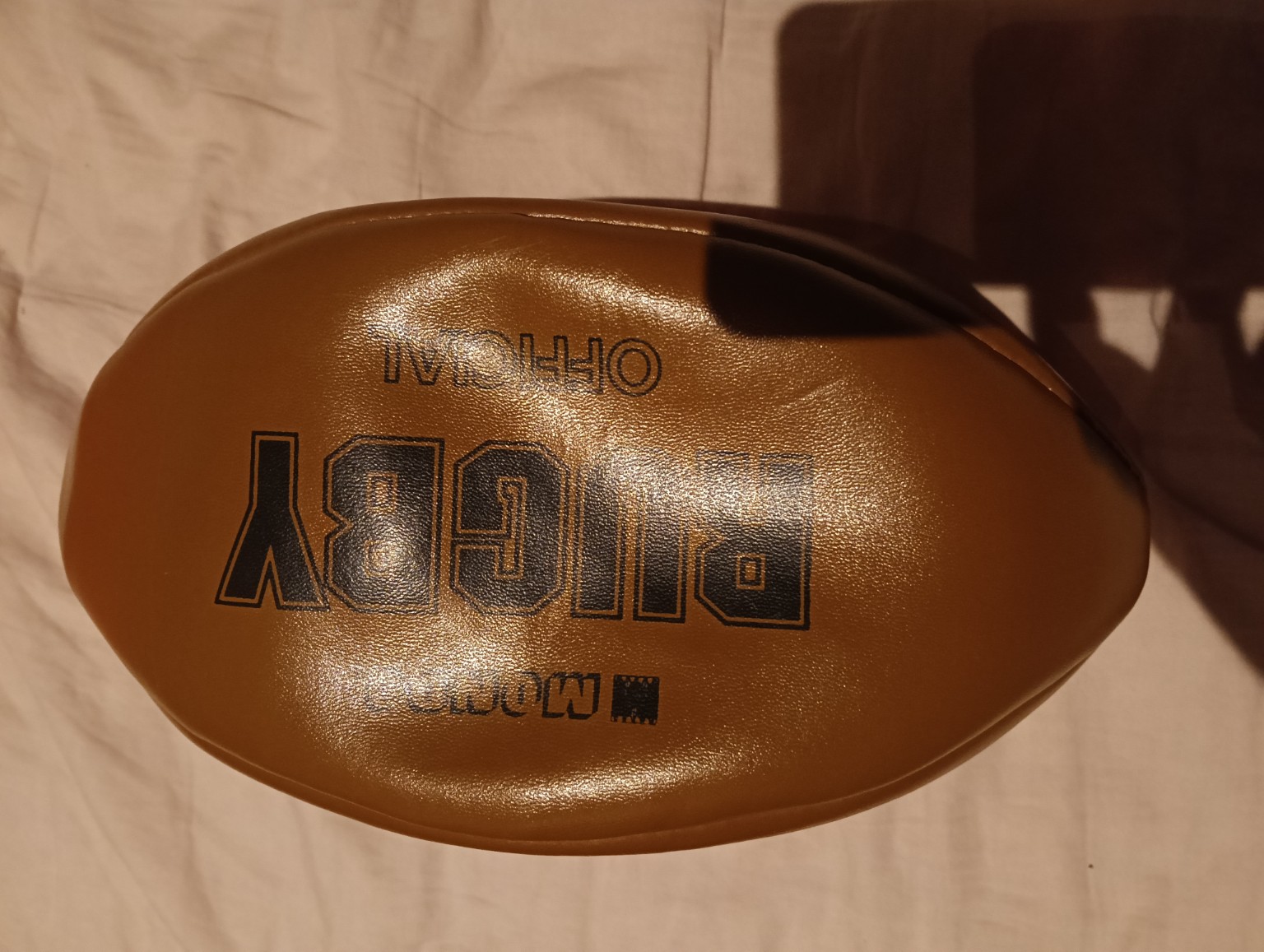 La grande scritta Rugby fotografata capovolta nello stato originale del pallone