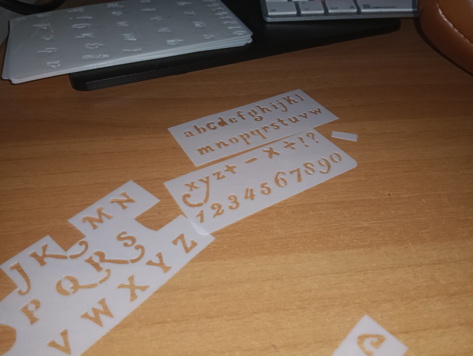 Stencil di lettere e numeri ritagliati sul tavolo durante la preparazione della scritta