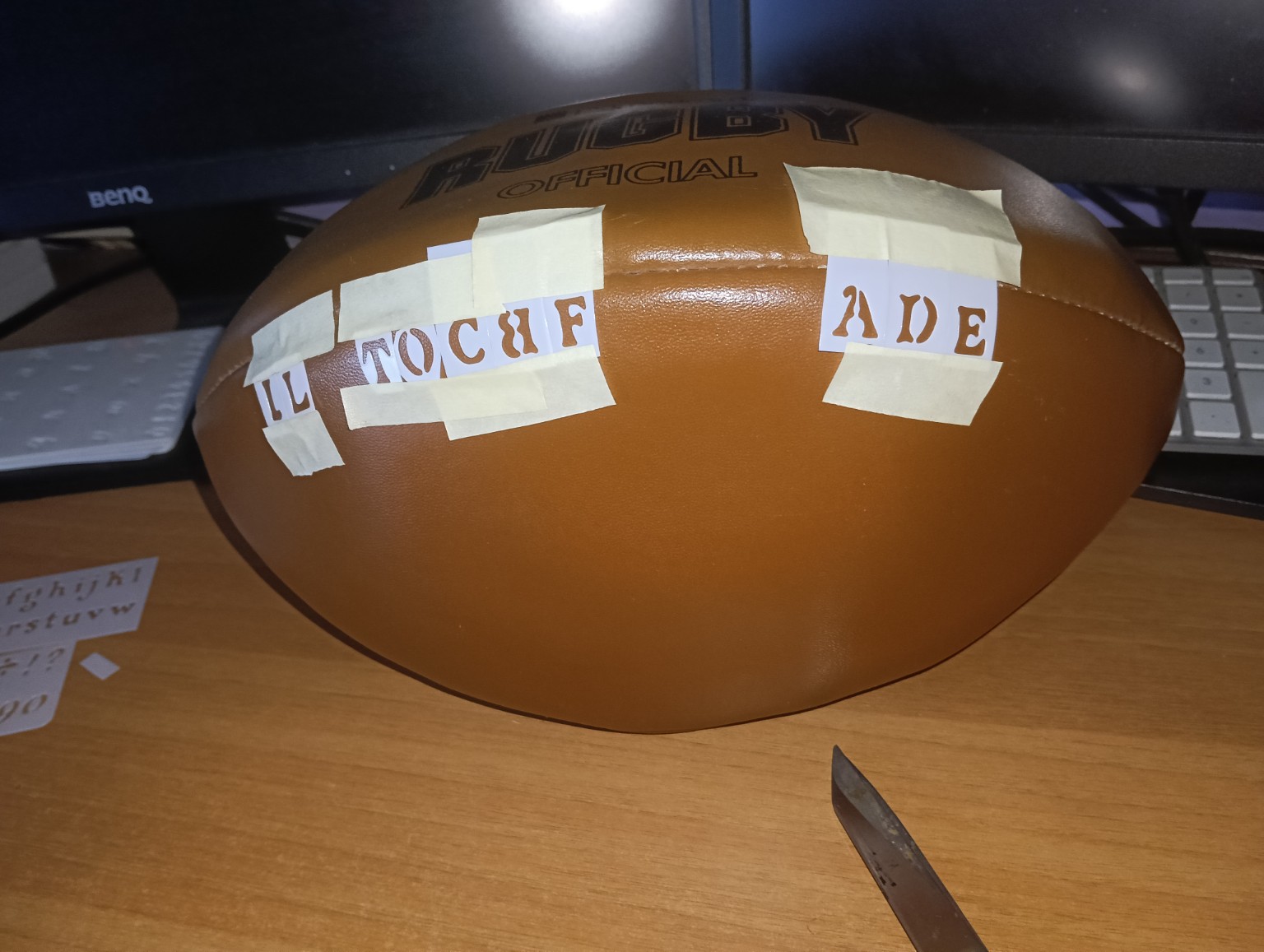 Stencil delle lettere fissati con nastro sul pannello del pallone