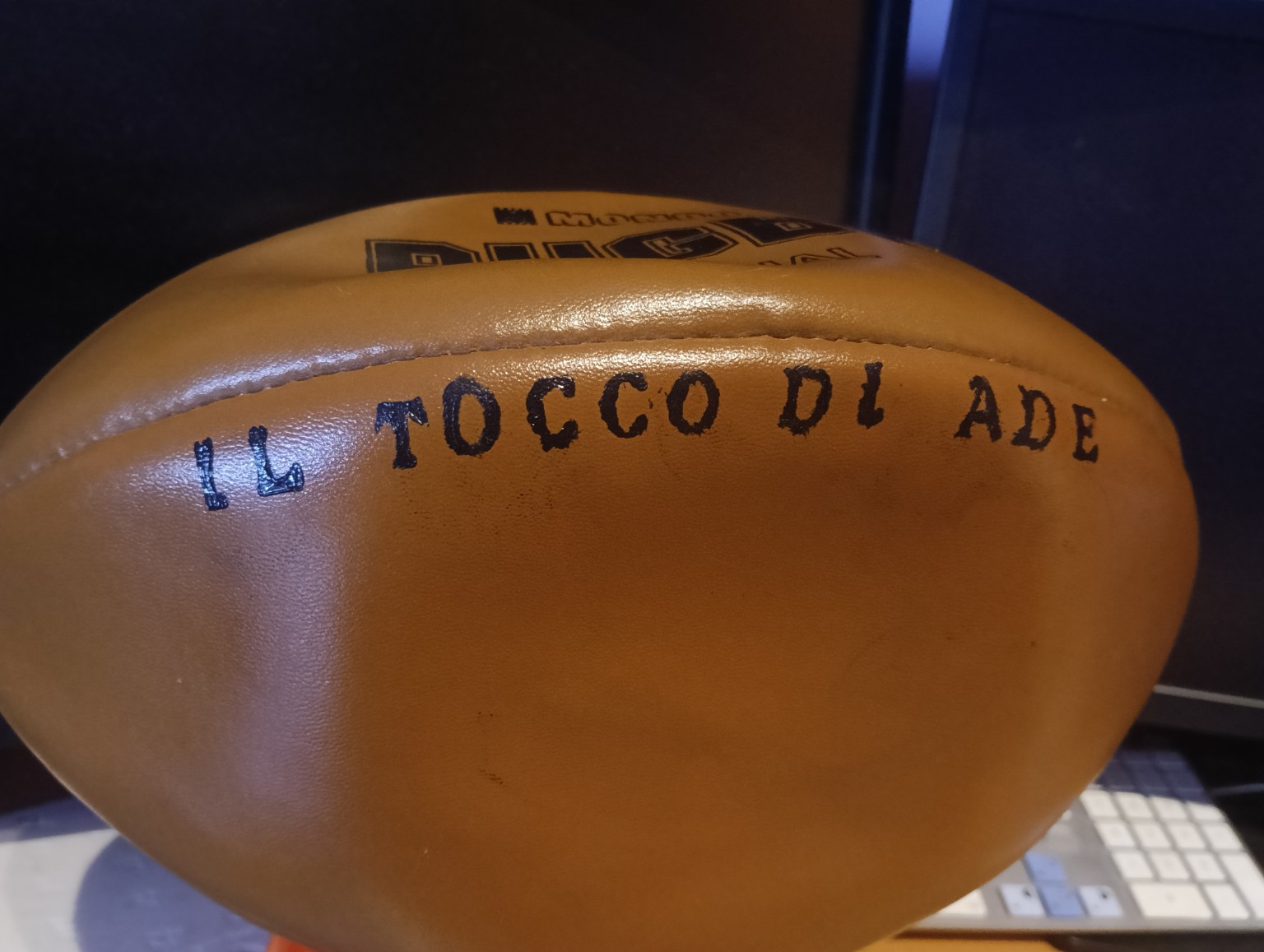 La scritta Il Tocco di Ade realizzata a mano sul pallone, ancora senza data